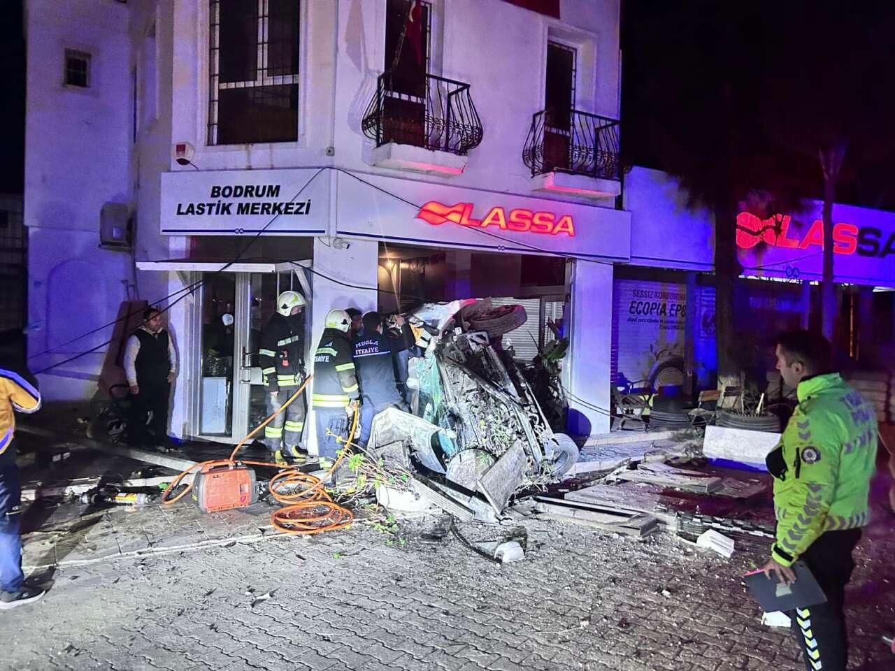 Muğla’da Otomobil Dükkâna Girdi: 3 Kişi Araçta Sıkıştı 1